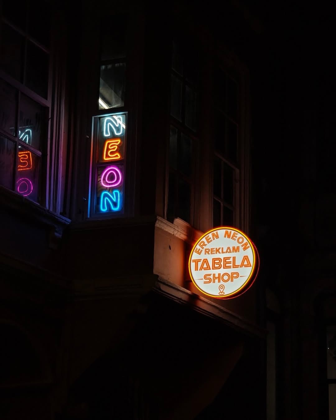 Geceyi neonun en canlı renkleriyle aydınlatıyoruz! Tasarımlarımıza hayat verdiğimiz, klasiği ve moderni bir araya getirdiğimiz Eren Neon atölyemiz