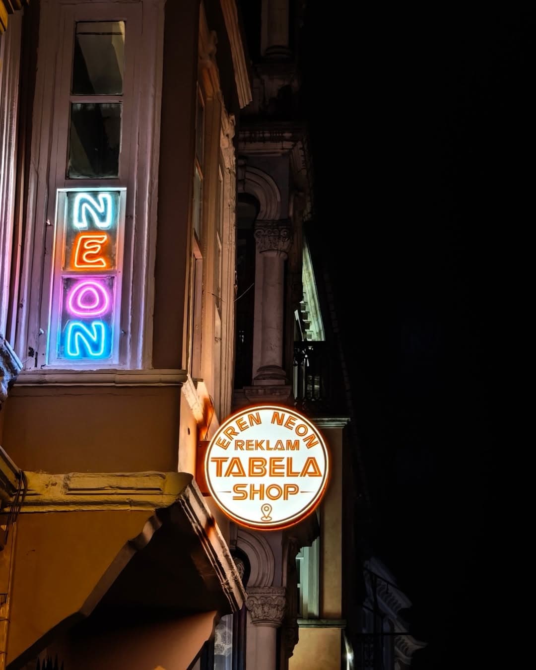 İstanbul neon tabela ve reklam çözümleri ürettiğimiz Eren Neon atölyemizin dış görünümü.